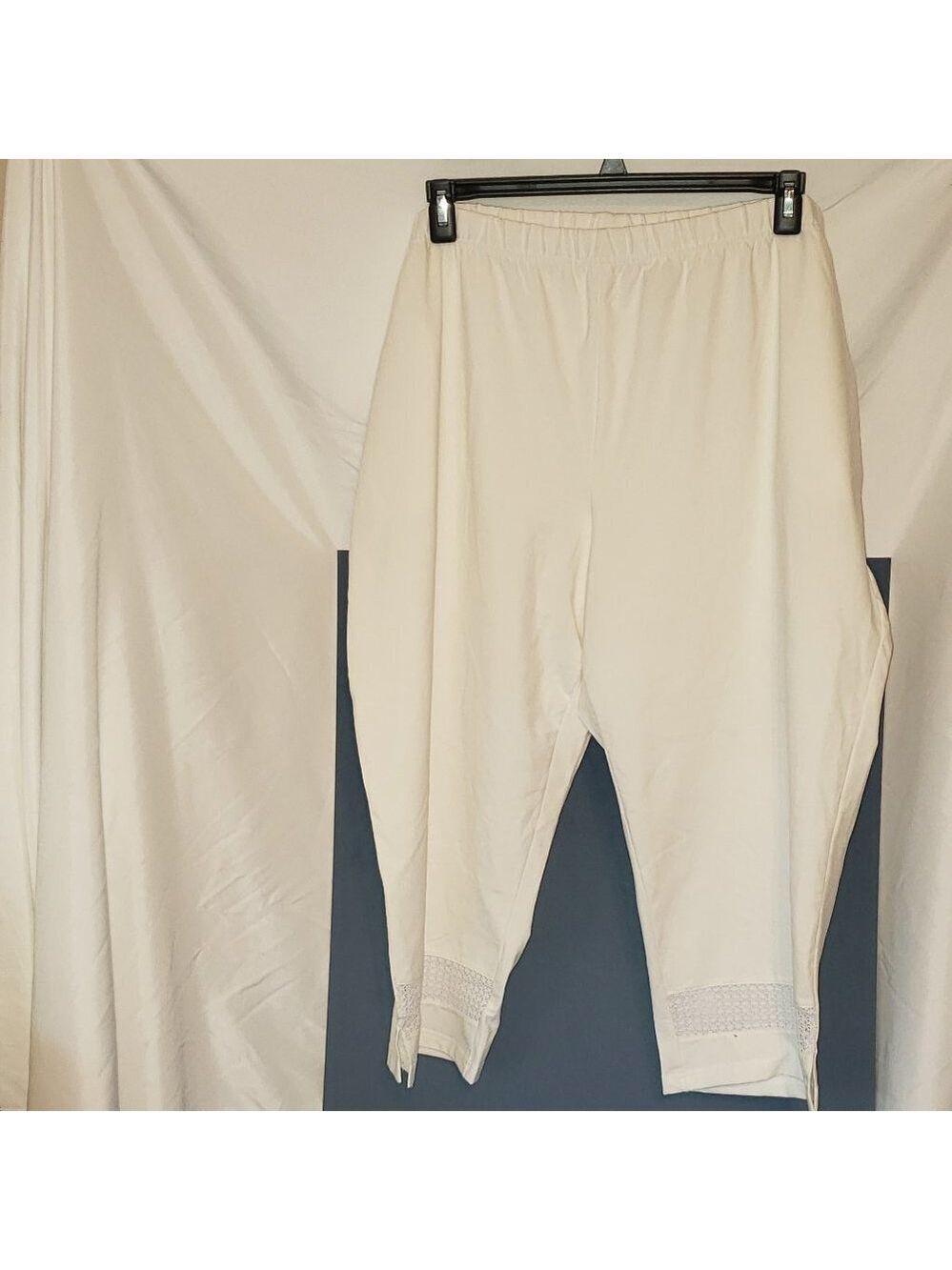 Ladies CATHERINES Suprema Collection Crochet Trim Capris in White - 2X (22/24W)